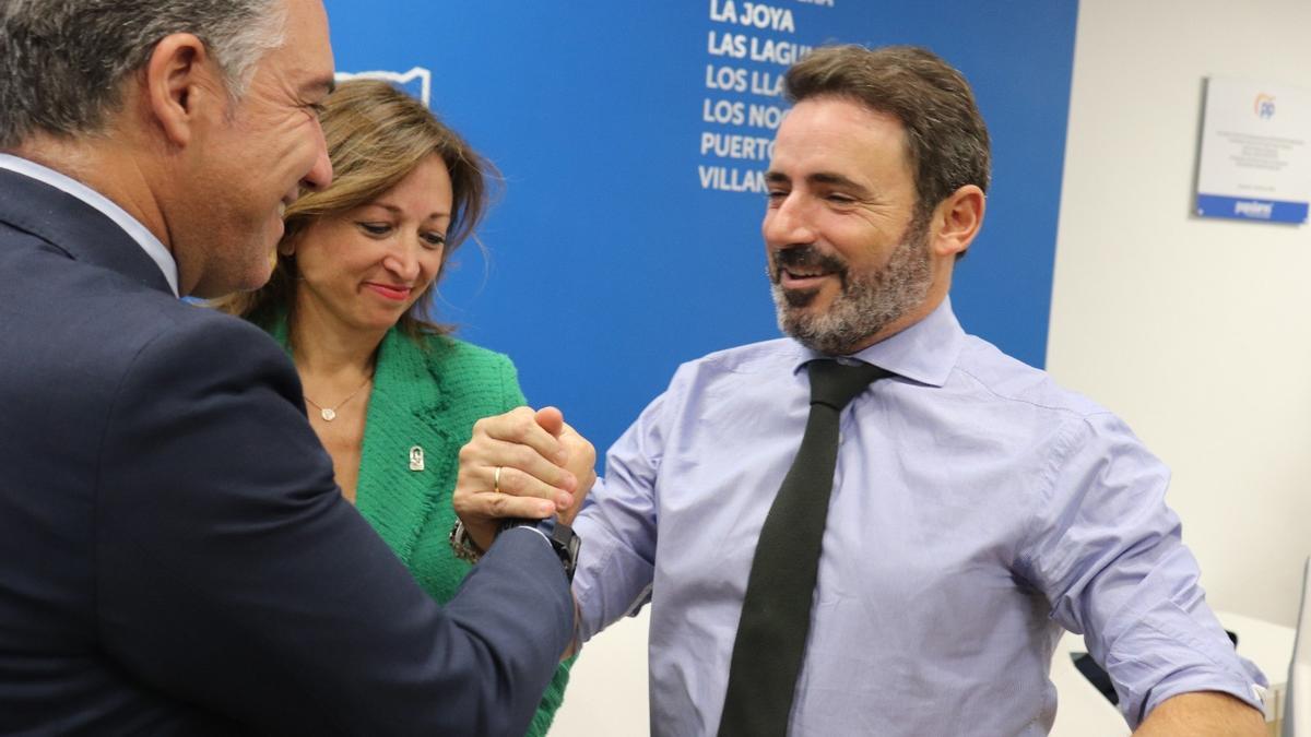 Elías Bendodo, Patricia Navarro y José Ramón Carmona en un acto en Antequera