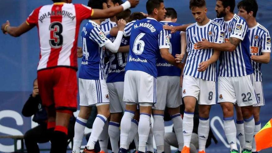 Los jugadores de la Real celebran uno de sus goles de ayer.