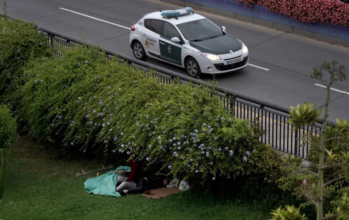 Dos migrantes duermen en un parque en el centro de Ceuta.