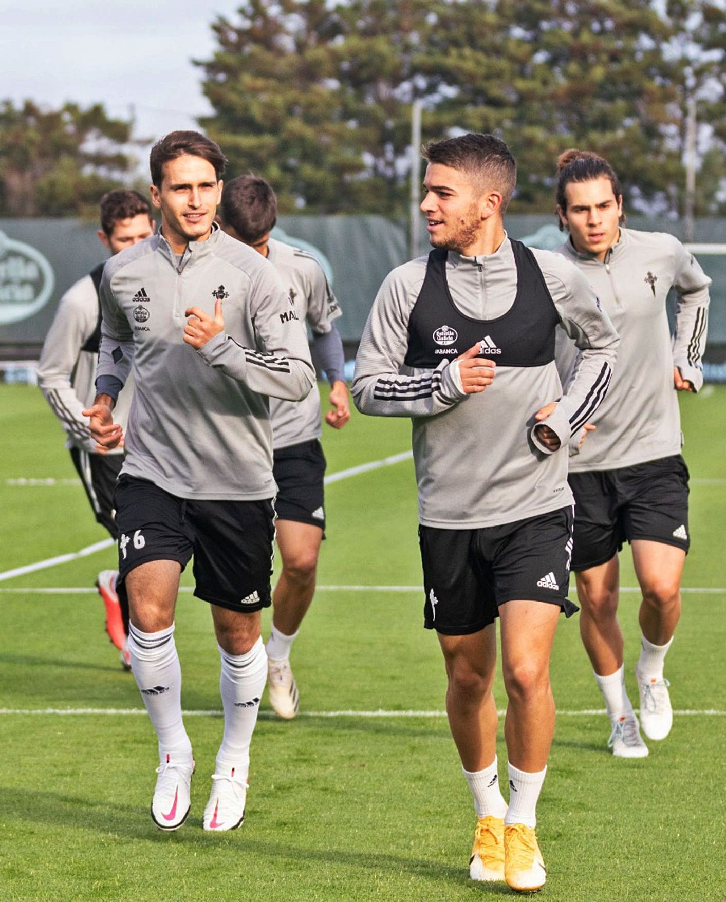 Sergio Carreira, en primer plano, y Miguel Rodríguez trotan junto a Denis Suárez (izq.) en un entrenamiento del Celta 