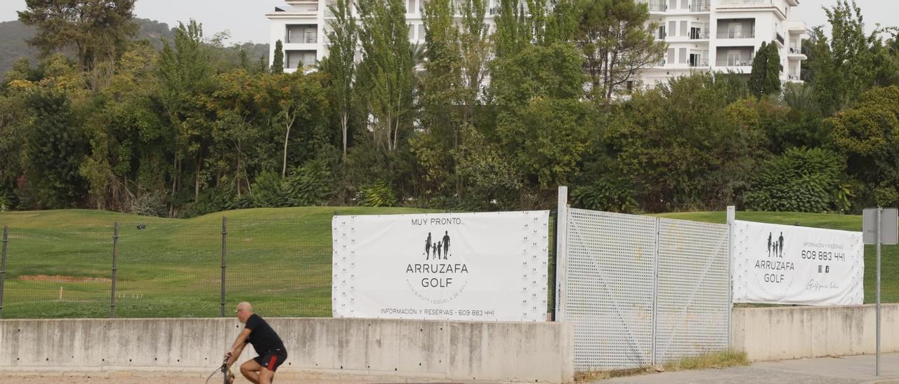 Un cartel anuncia la apertura de Arruzafa Golf.