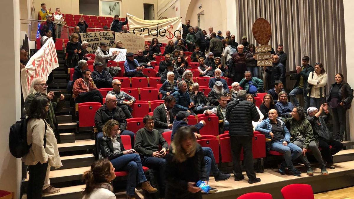 Els opositors amb pancartes dins l&#039;auditori dels Caputxins on s&#039;havia de fer l&#039;acte d&#039;Endesa.