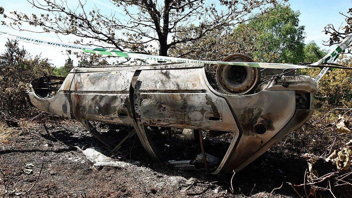 Un vehículo calcinado en una zona forestal del concello de Lalín.