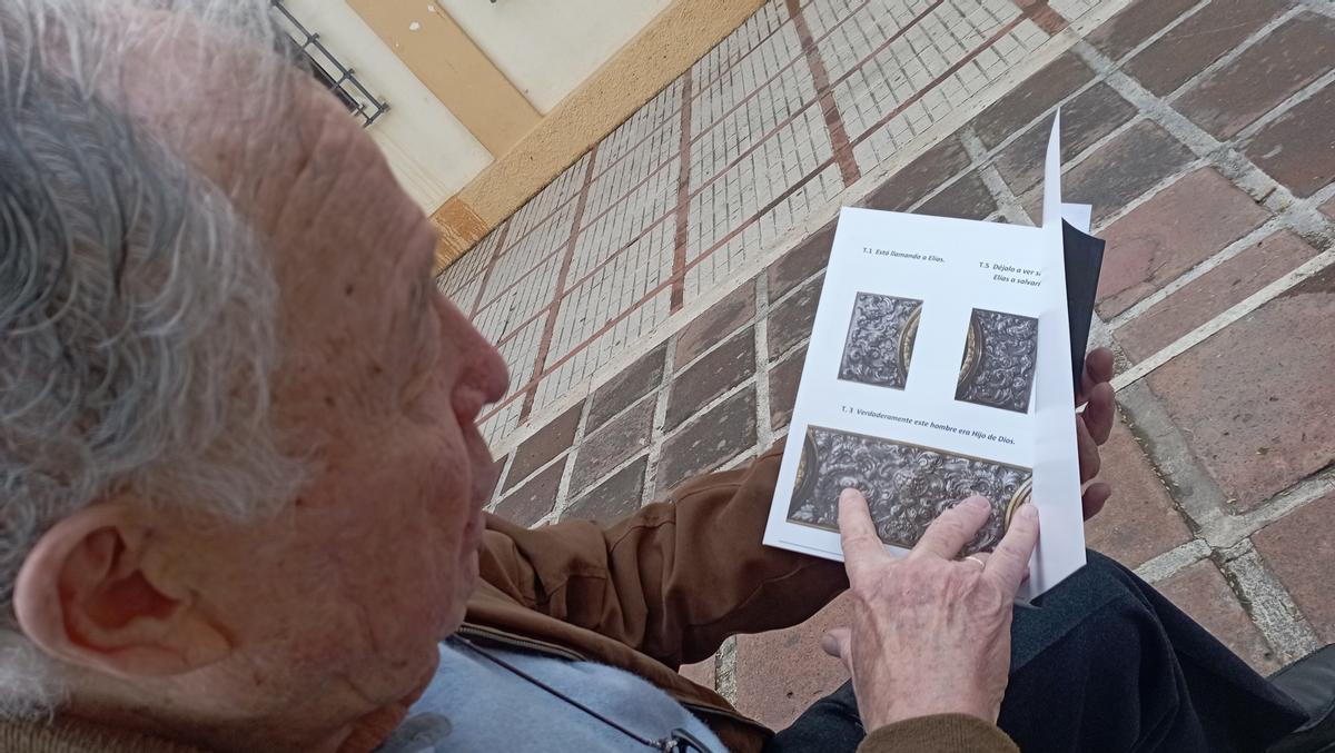 Rafael Esteve muestra los mensajes en los grutescos del trono.