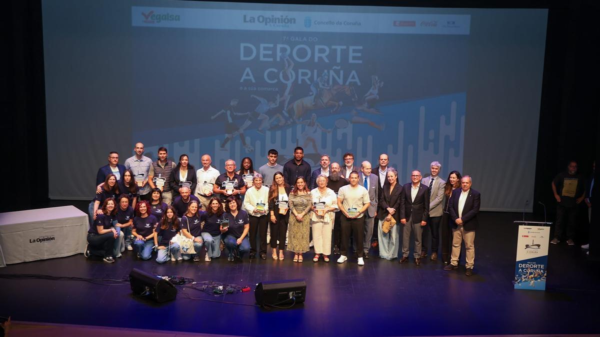 Foto de familia de los ganadores y ganadoras en la VII Gala do Deporte da Coruña e Comarca