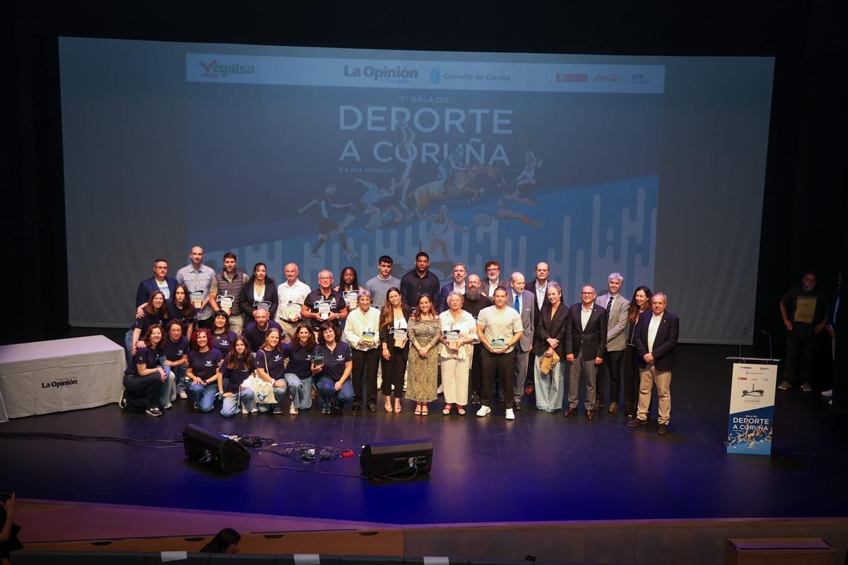 Foto de familia de los ganadores y ganadoras en la VII Gala do Deporte da Coruña e Comarca