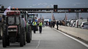 Varios tractores de agricultores franceses durante el corte de la A-9 francesa en las inmediaciones de la frontera con España, a 1 de febrero de 2024, en Le Boulou (Francia).