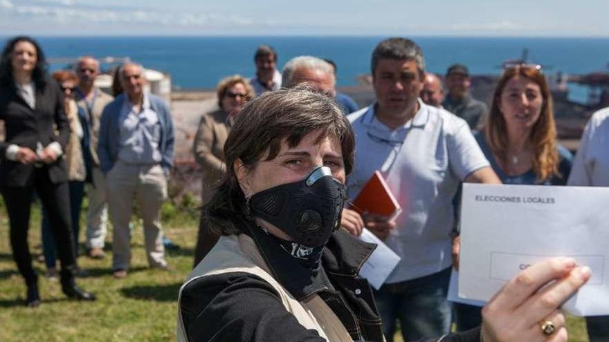 Participantes en una movilización vecinal en Gijón contra la contaminación en la zona oeste.