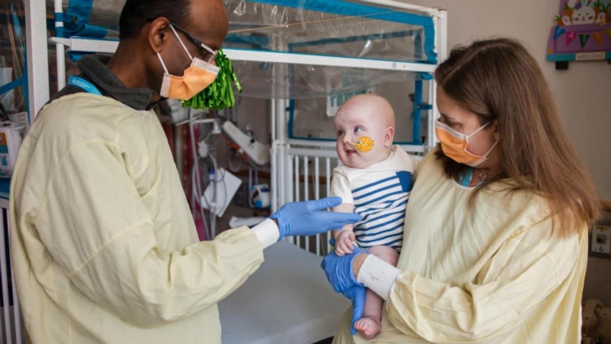 El bebé KJ Muldoon, que nació con una enfermedad genética que afectó su capacidad para metabolizar proteínas, es la primera persona en recibir un tratamiento CRISPR a medida.