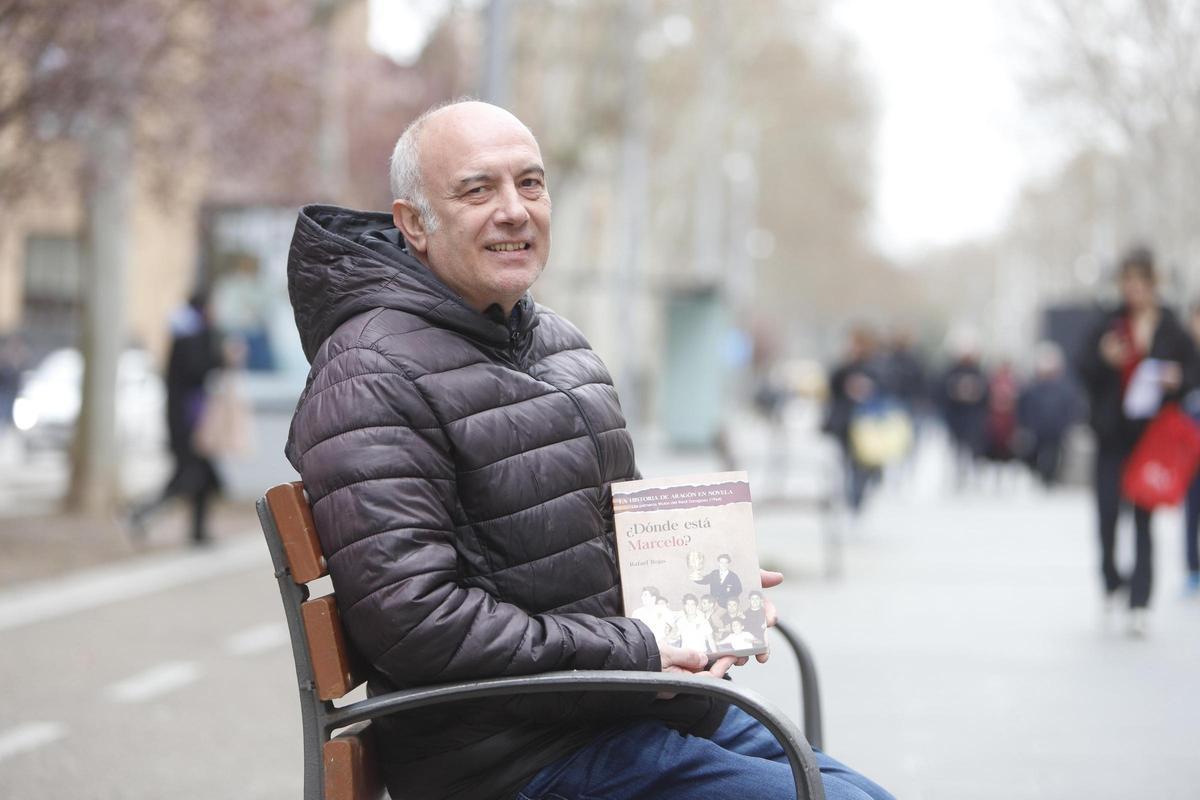 Rafa Rojas posa con su novela en Gran Vía