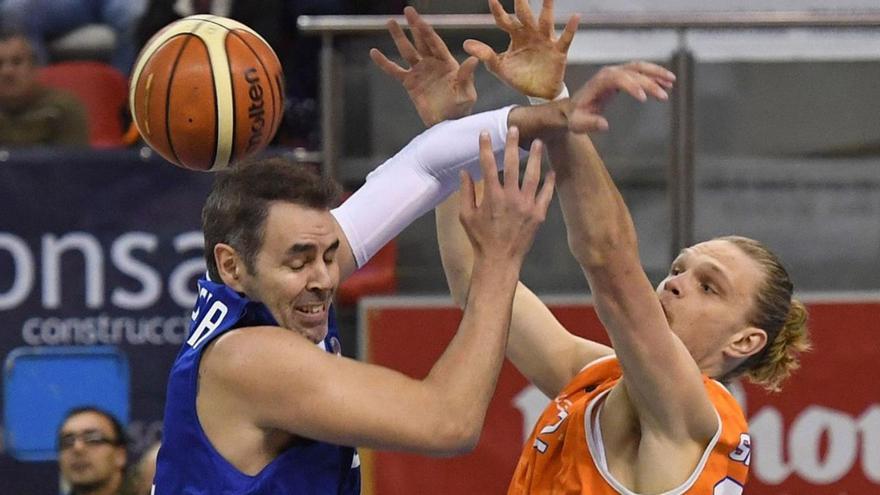 Sabonis pugna por un rebote en un partido contra el Burgos en 2016.