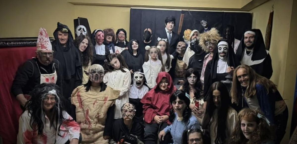 Figurantes en el  pasaje del ‘colegio maldito’. | SERVICIO ESPECIAL