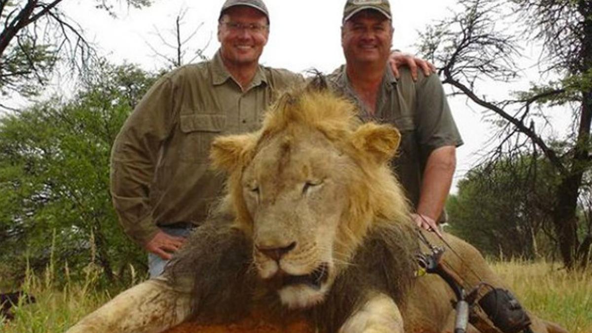 Palmer, a la izquierda de la imagen, junto a otro cazador, y un león abatido años atrás.