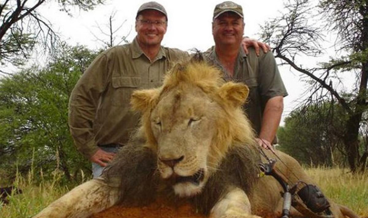 Palmer, a l’esquerra de la imatge, amb un altre caçador, i un lleó abatut anys enrere.