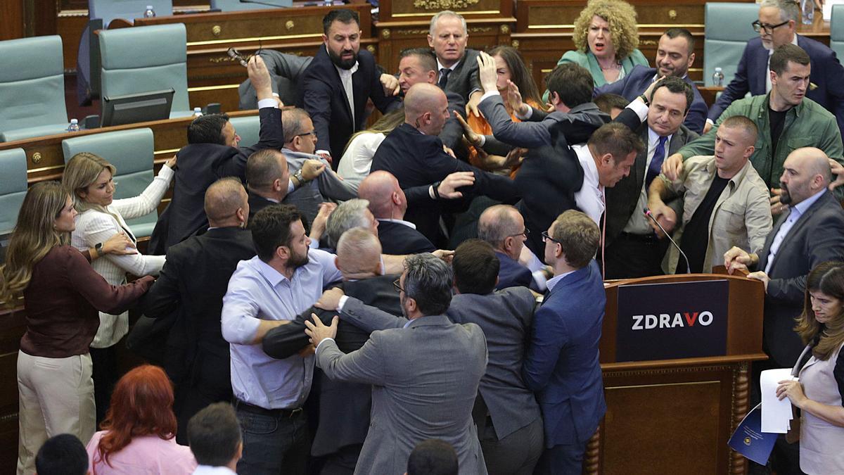 Pelea de diputados en el parlamento de Kosovo