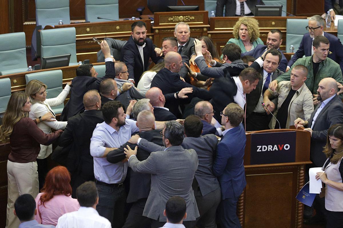 Baralla a cops de puny al Parlament de Kosovo entre diputats i ministres
