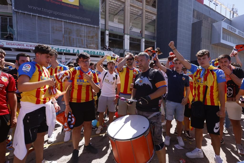 La afición del Valencia CF ante el Elche