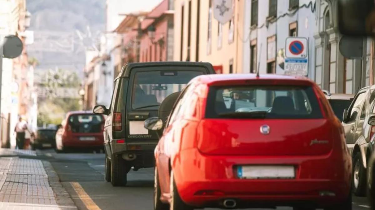 Unos vehículos en el casco histórico de La Laguna.