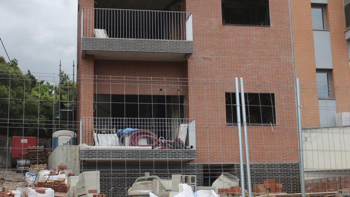 Un bloc de pisos, a punt d’acabar-se de construir a Figueres.