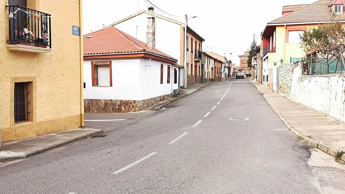 La calle principal de Carbajales, desierta, la gente se autoconfina ante el brote mixt o. | Chany Sebastián