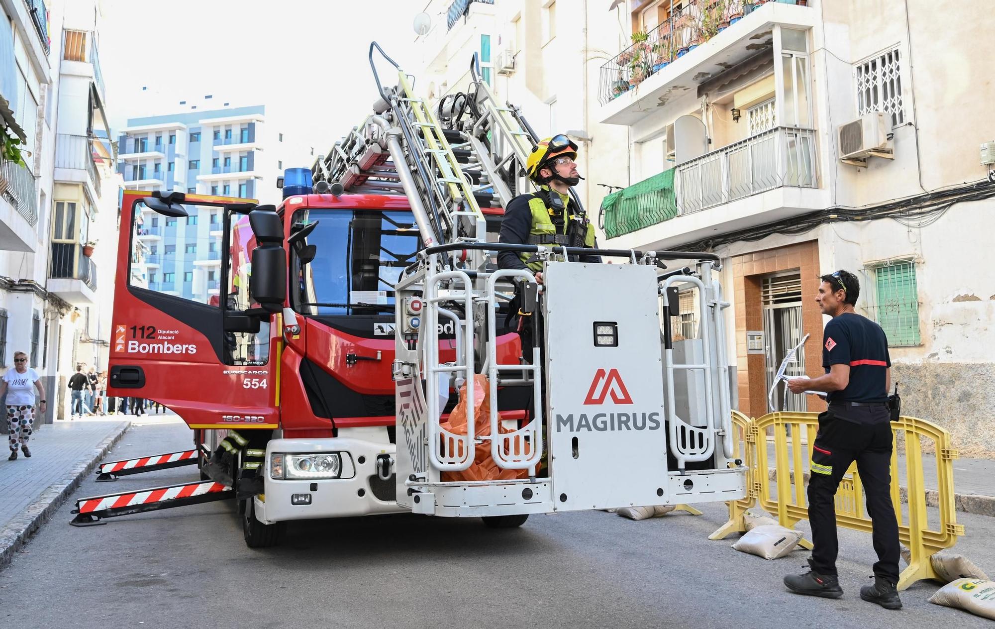 Así están sacando los bomberos las pertenencias de los vecinos desalojados de San Antón en Elche