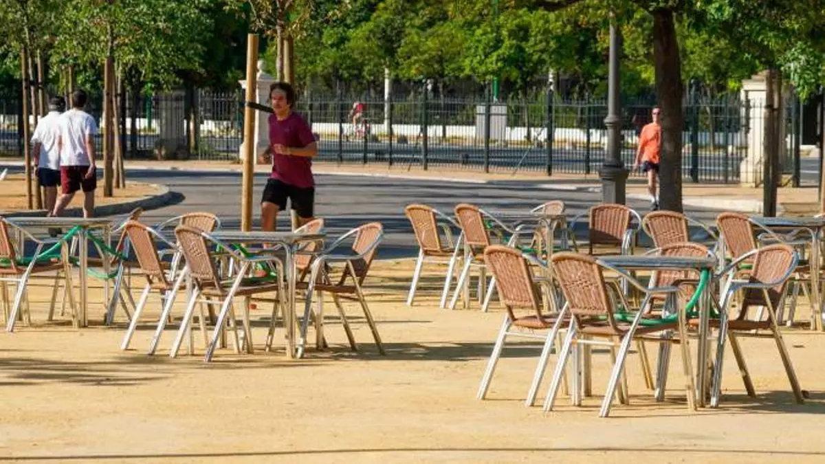 Sillas y mesas en una terraza de Sevilla, en una imagen de archivo.