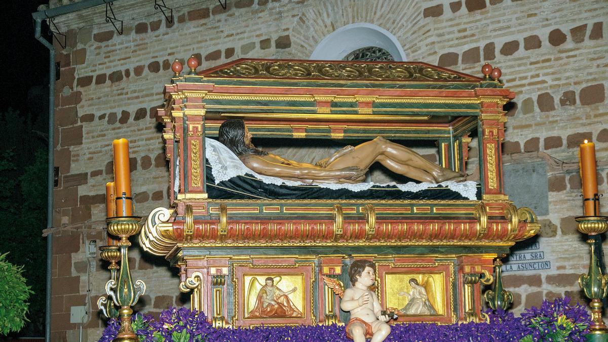 Santo Sepulcro: Una de las tallas más valiosas a nivel internacional, con el sarcófago del siglo XVII, obra de Gregorio Fernández.