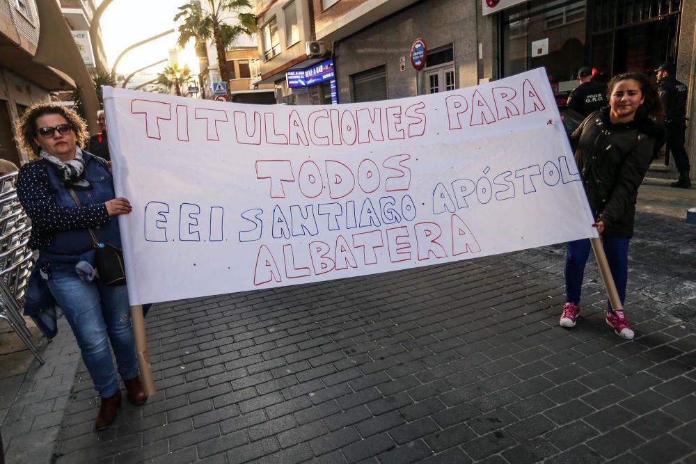 Docenas de padres secundan la protesta contra el decreto de Marzà del modelo educativo en Torrevieja y reclaman su derogación en una prortesta que ha recorrido las calles de la ciudad