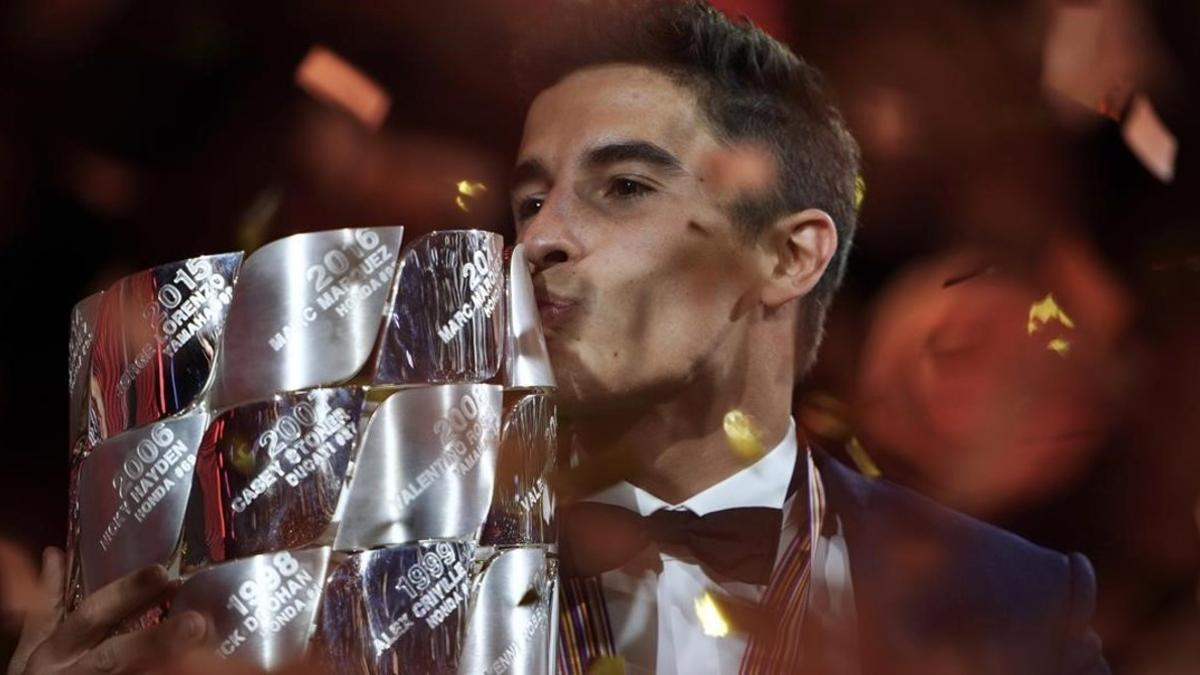 Marc Márquez (Honda) besa, en la gala de los campeones de anoche, en Valencia, el trofeo al campeón del mundo de MotoGP.