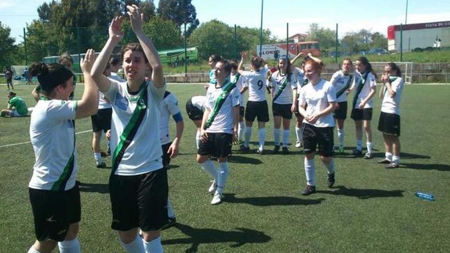 Las jugadoras del Oviedo Moderno aplauden al término del encuentro a los aficionados que se desplazaron a Vigo.