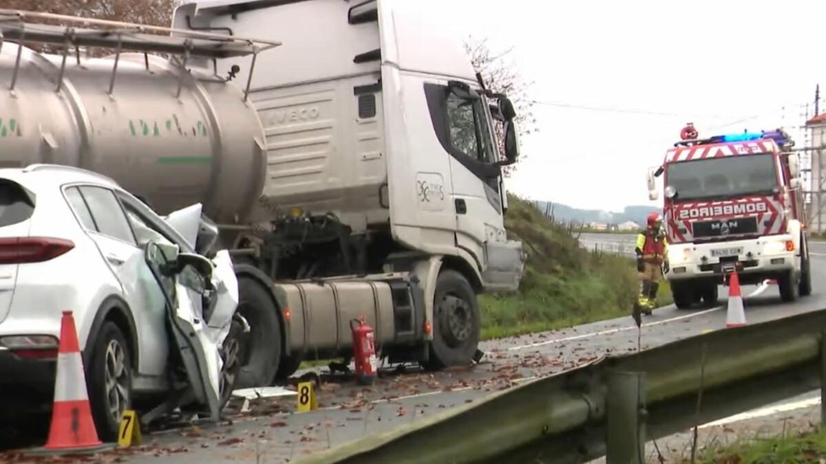 El turismo y el camión que colisionaron en arzúa, en la N-547