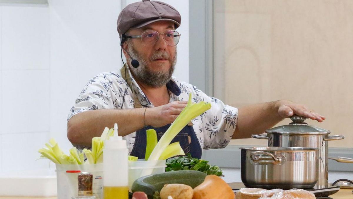 El cocinero Xoanqui Ameixeiras da una “Segunda volta” a la crema de verduras | I. ABELLA