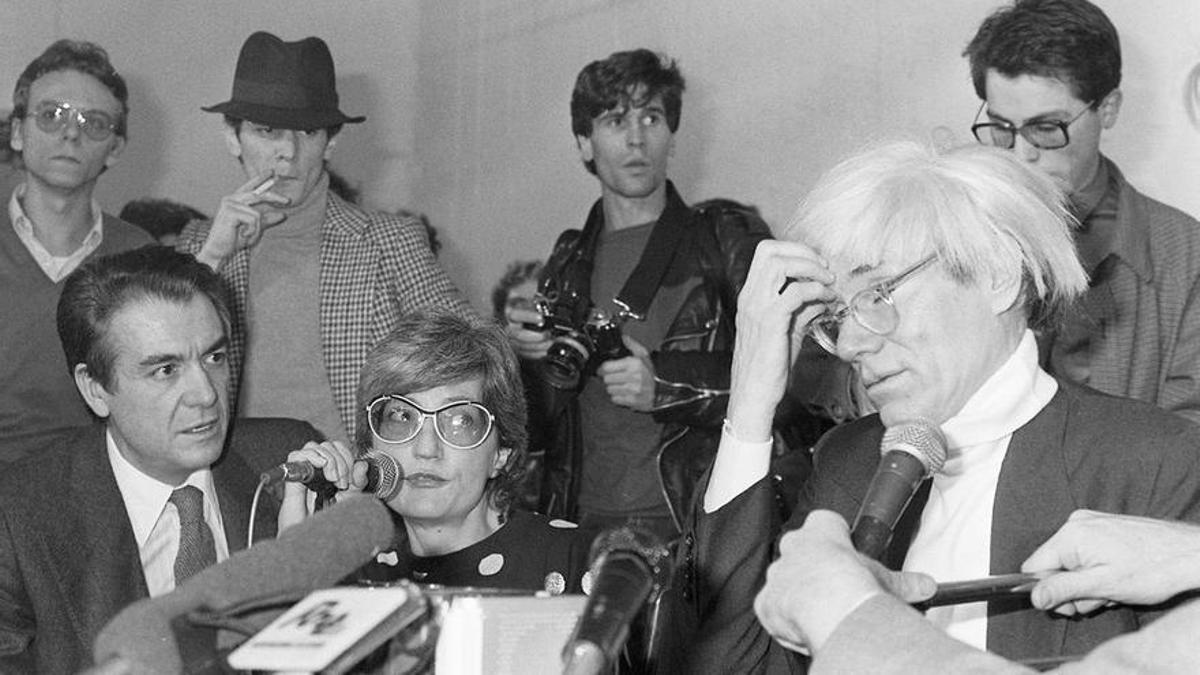 Andy Warhol durante una rueda de prensa en Madrid.