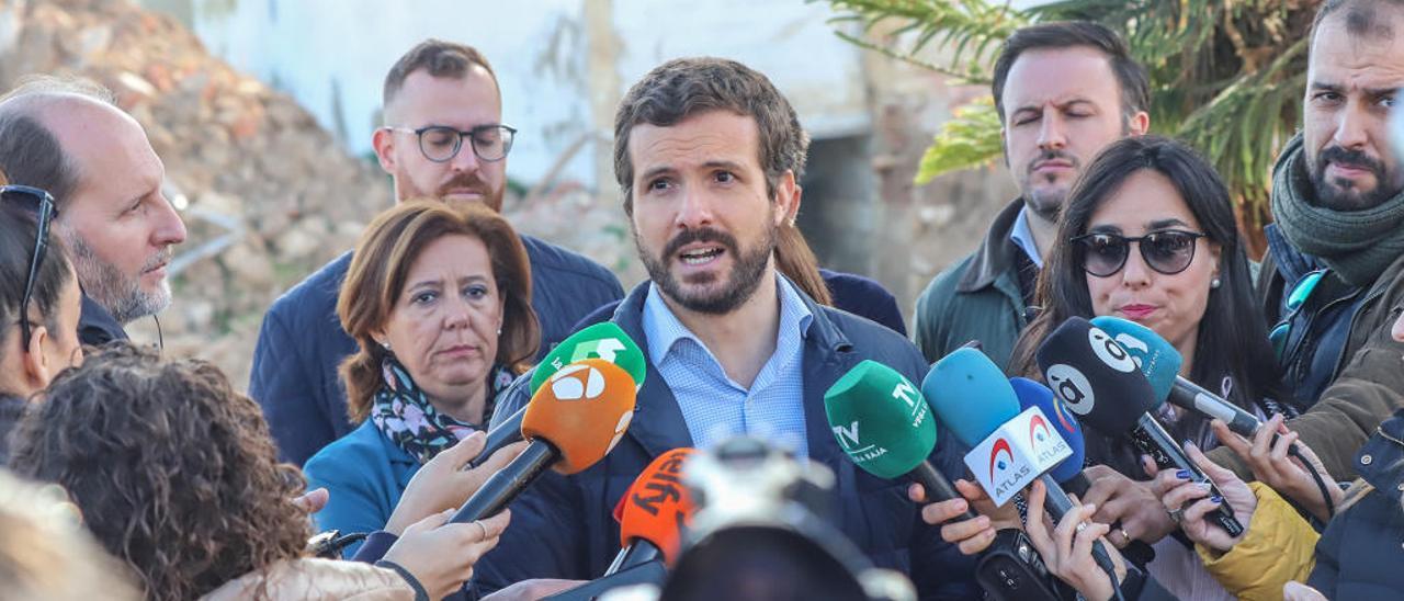 Pablo Casado hace declaraciones ante los medios en su visita a Almoradí / Foto Tony Sevilla