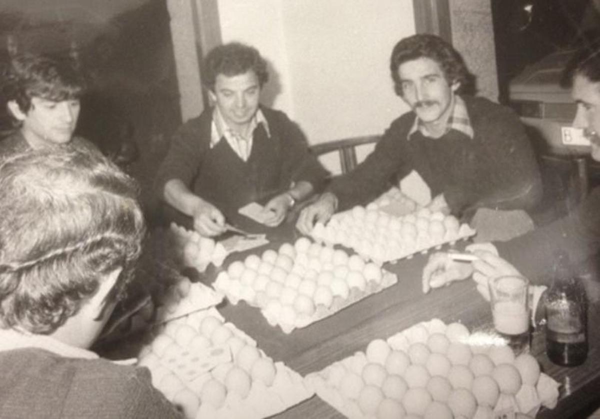 Homes jugant al Joc dels Ous a l'Hostal Mallorquines.