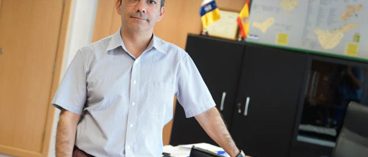 El director del Servicio Canario de Salud, Roberto Moreno, en su despacho en la Consejería de Sanidad.