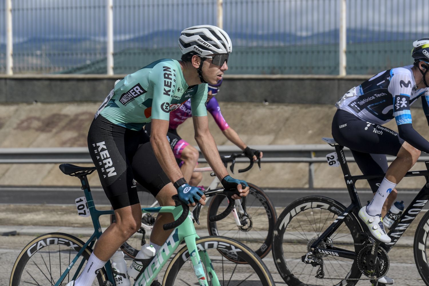 La salida de la etapa de Córdoba de la Vuelta a Andalucía en imágenes