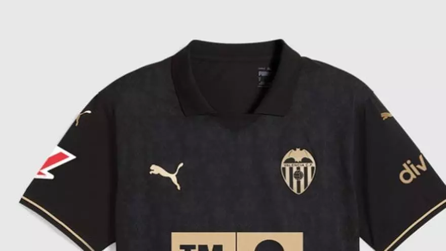 El Valencia CF presenta su nueva camiseta negra