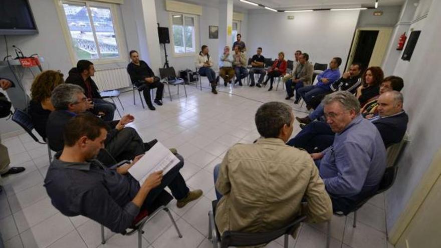 Alcaldes y concejales socialistas se reunieron ayer para analizar el procedimiento de privatización.  // Brais Lorenzo