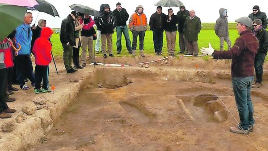 A la izquierda, los vecinos visitan la excavación arqueológica. A la derecha, asistentes a la charla ofrecida por el catedrático Germán Delibes.