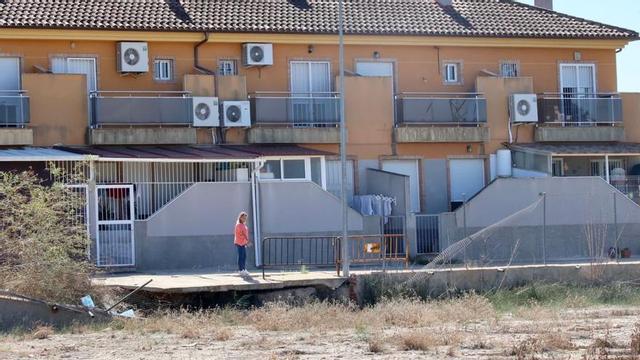 El bloque de viviendas, en la pedanía murciana de Zarandona, pierde terreno cada año por la ‘invasión’ del azarbe del Chopo. | JUAN CARLOS CAVAL