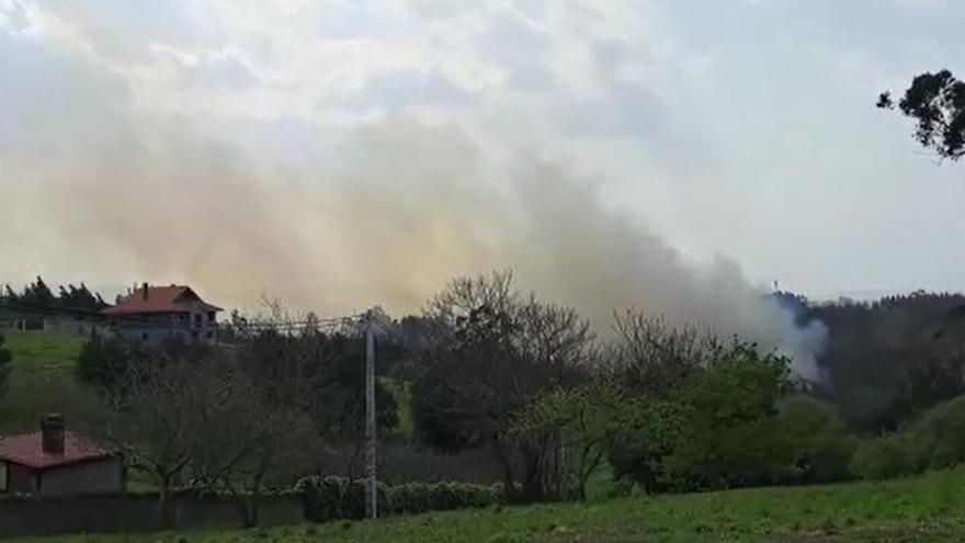 Incendio forestal en La Plata (Castrillón)