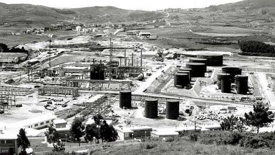 Vista de la zona de Bens, durante el proceso de construcción de la refinería de petróleos