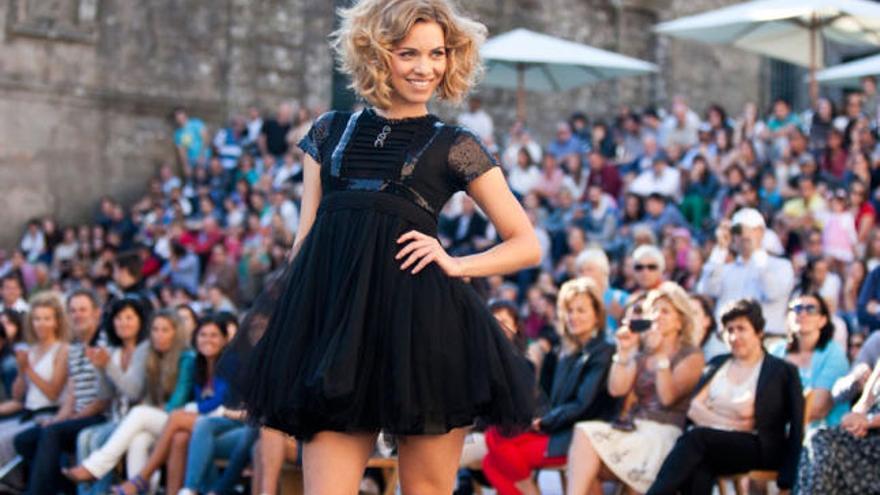 La actriz María Mera desfila con ropa del diseñador José Matteos en la pasarela Galicia Fashion Week.