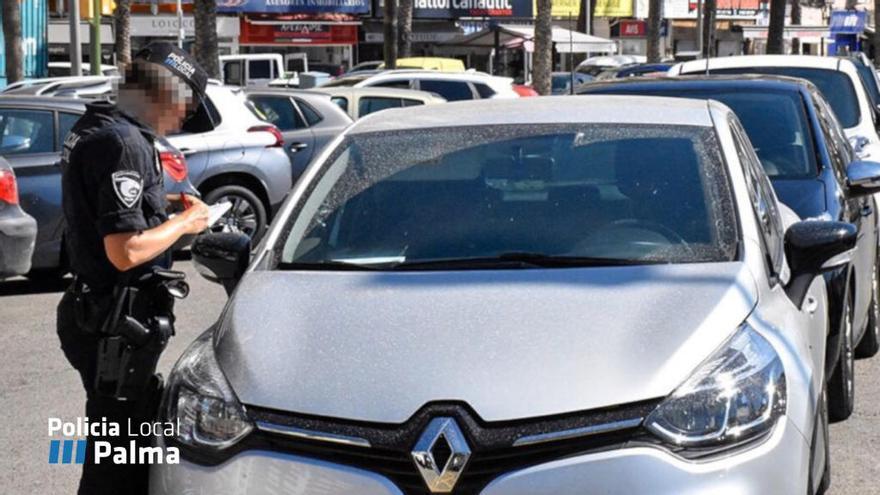 Agentes sancionan a los coches de alquiler sin permiso