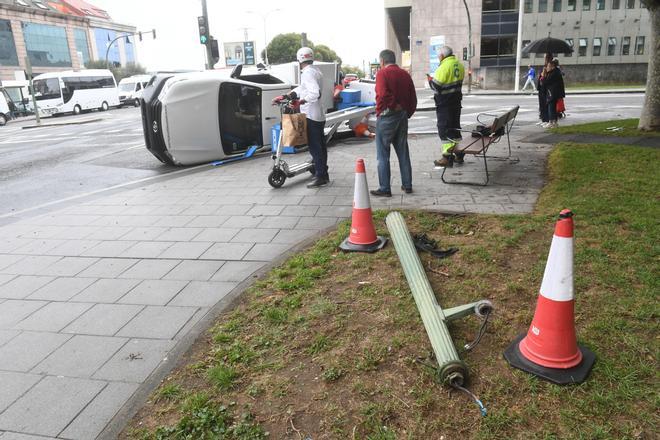 Vuelca un coche en un accidente con dos heridos frente al centro de salud de O Ventorrillo
