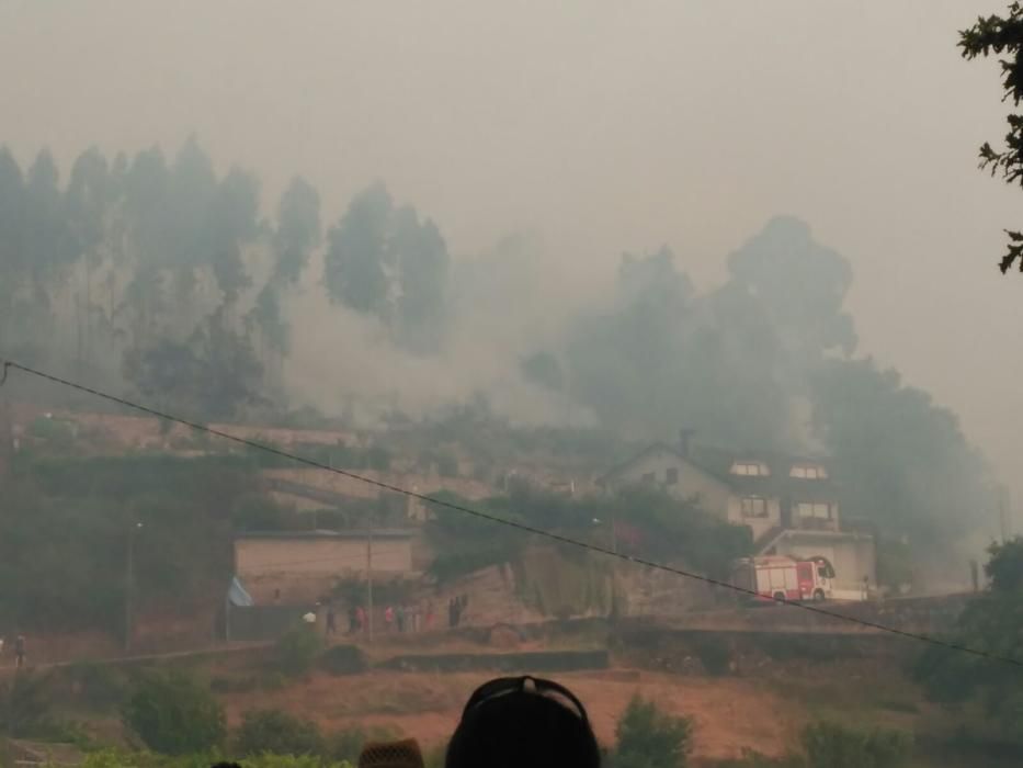 El incendio forestal originado en Soutomaior obligó a desalojar varias casas en Redondela