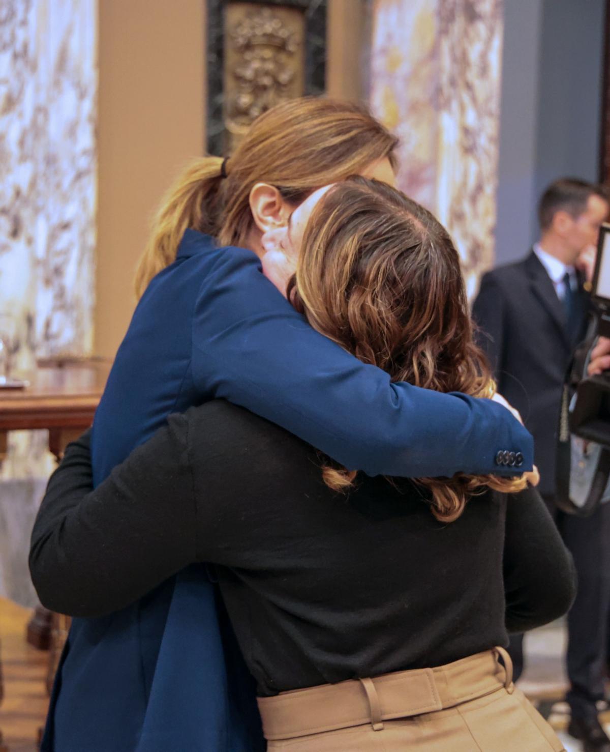 Glòria Tello y la alcaldesa se funden en un emotivo abrazo