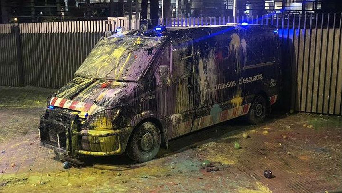 guillem sanchez - plou pintura globus contra vehicle dels mossos davant interiorcat a la protesta de passeig sant joan via elperiodico-1186339247764267008