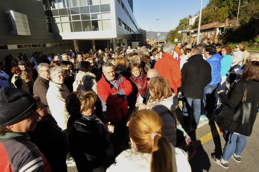 Protesta de los empleados del hospital por el despido de dos trabajadores de la cafetería